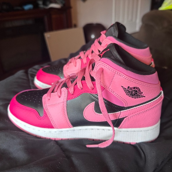Jordan Shoes - Pink coral mid 1s